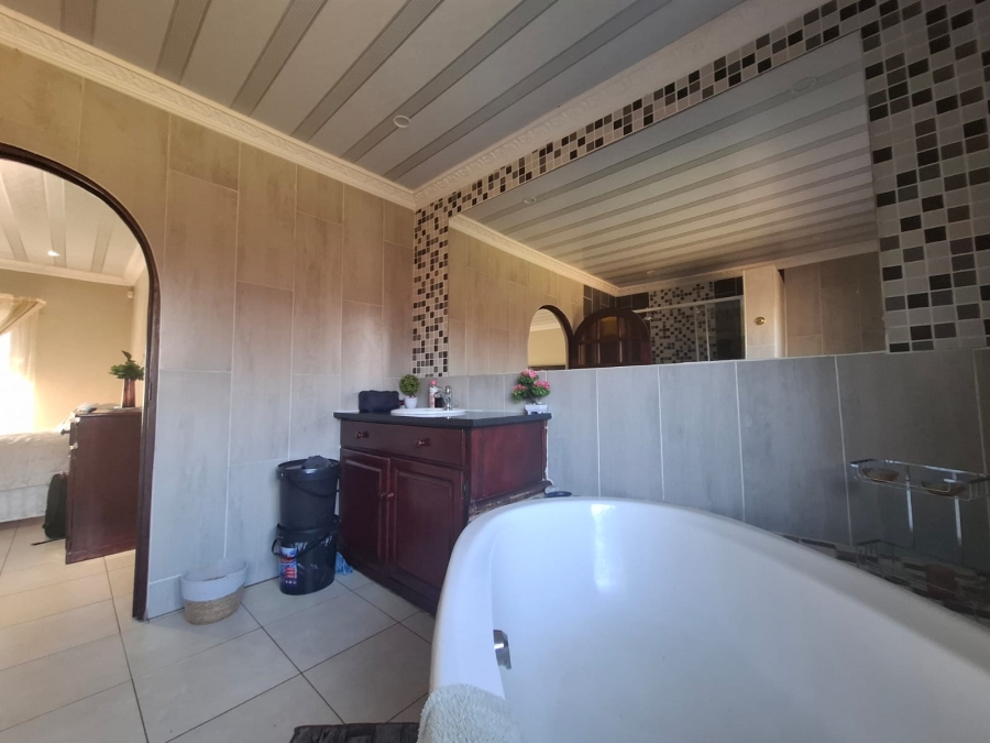 5 Bedroom Property for Sale in Amandasig Gauteng