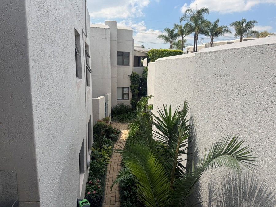 To Let 3 Bedroom Property for Rent in Benmore Gardens Gauteng