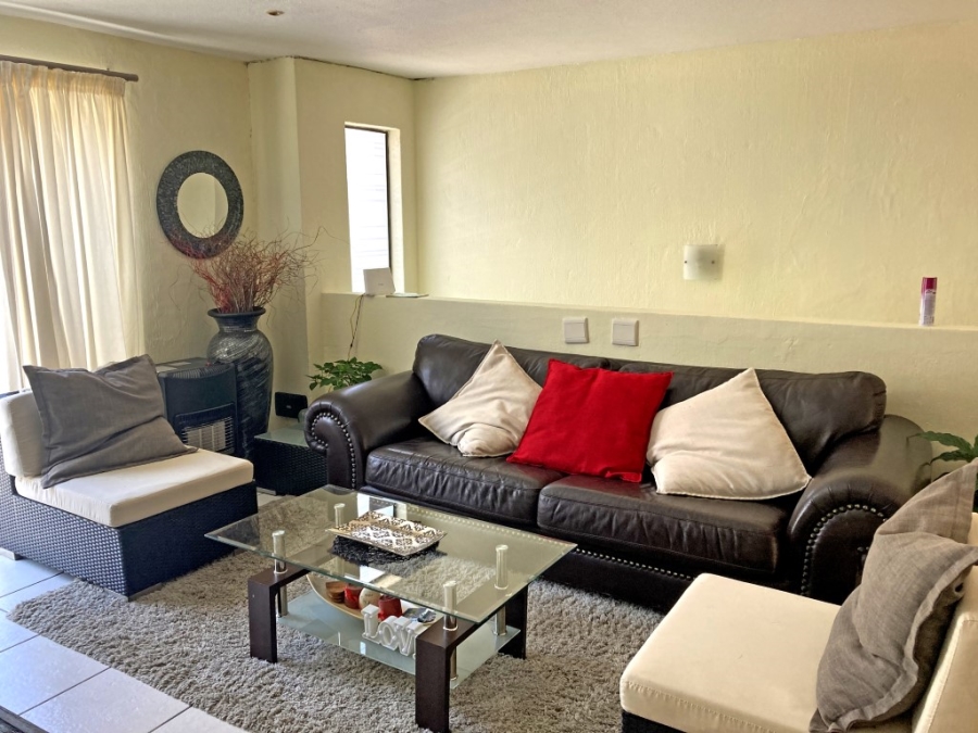 To Let 2 Bedroom Property for Rent in Waverley Gauteng