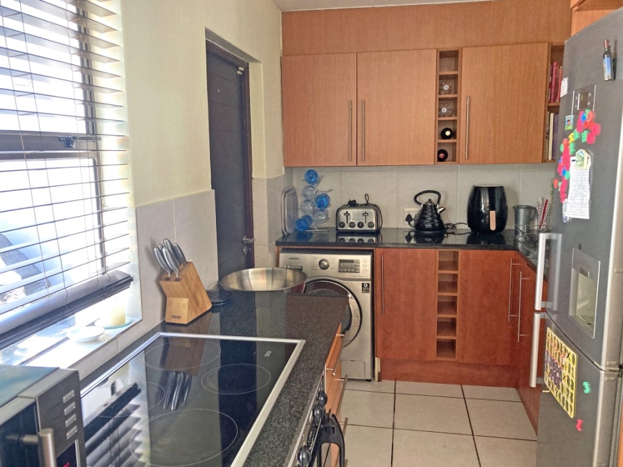 To Let 2 Bedroom Property for Rent in Waverley Gauteng