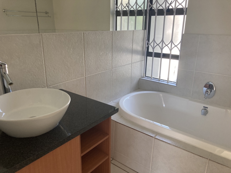 To Let 2 Bedroom Property for Rent in Waverley Gauteng