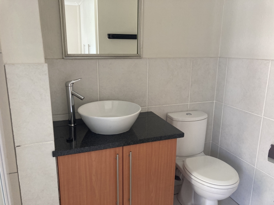 To Let 2 Bedroom Property for Rent in Waverley Gauteng
