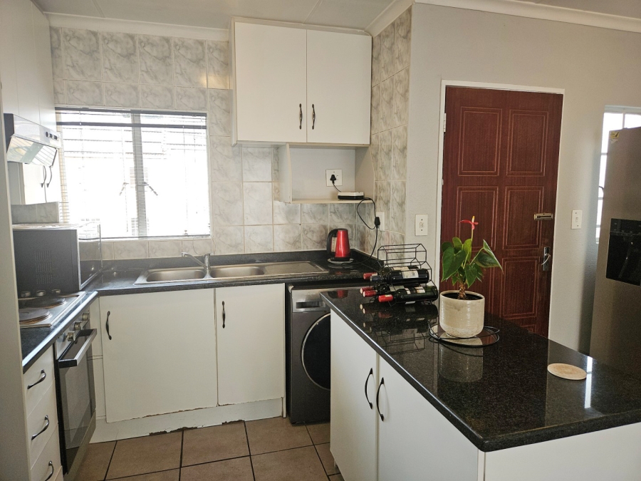 3 Bedroom Property for Sale in Kew Gauteng