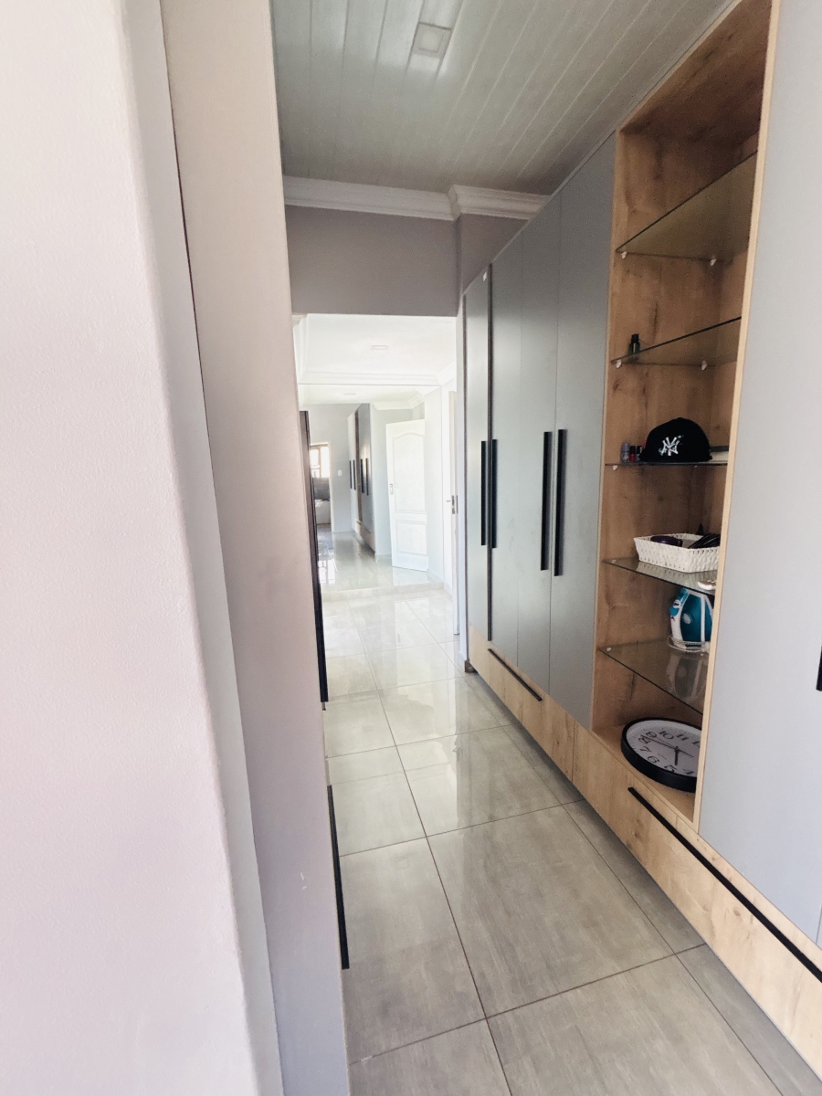4 Bedroom Property for Sale in Clayville Gauteng