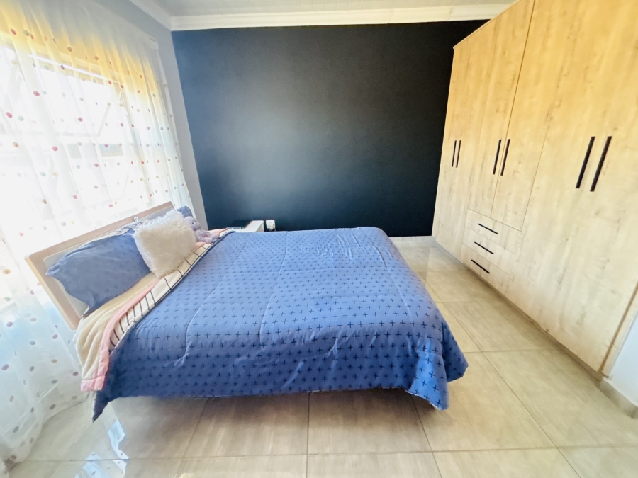 4 Bedroom Property for Sale in Clayville Gauteng