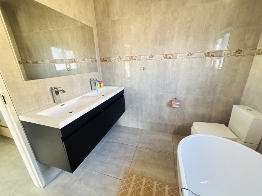 4 Bedroom Property for Sale in Clayville Gauteng