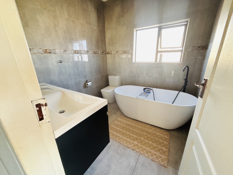 4 Bedroom Property for Sale in Clayville Gauteng