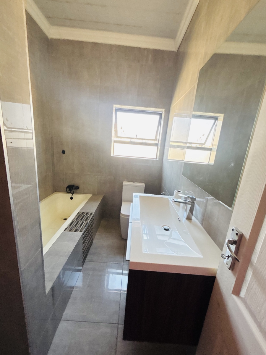 4 Bedroom Property for Sale in Clayville Gauteng