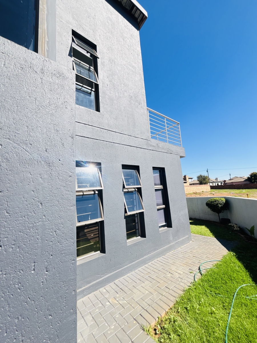 4 Bedroom Property for Sale in Clayville Gauteng
