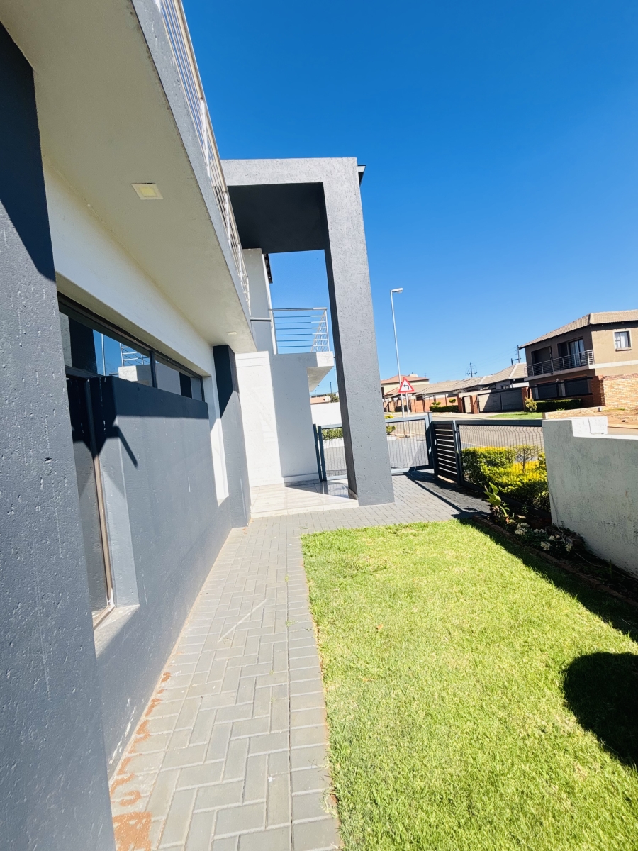 4 Bedroom Property for Sale in Clayville Gauteng
