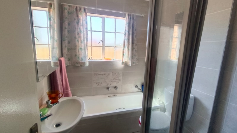 2 Bedroom Property for Sale in Helikonpark Gauteng