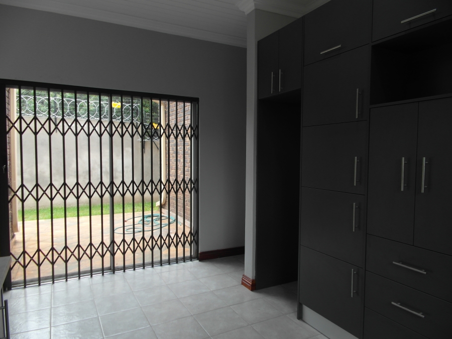 To Let 2 Bedroom Property for Rent in East Town Gauteng