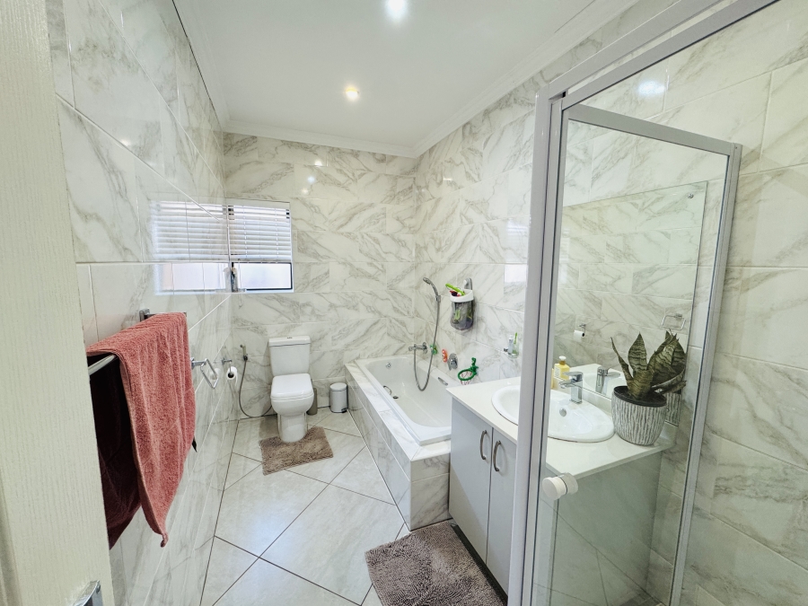 3 Bedroom Property for Sale in Thatchfield Estate Gauteng