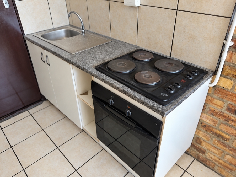To Let 1 Bedroom Property for Rent in Troyeville Gauteng