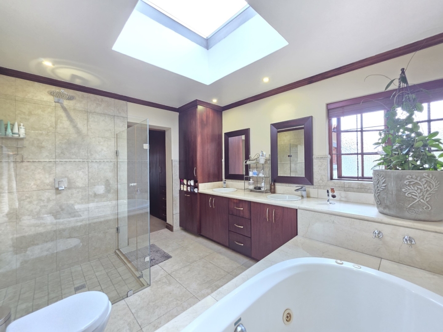 5 Bedroom Property for Sale in Waterkloof Ridge Gauteng