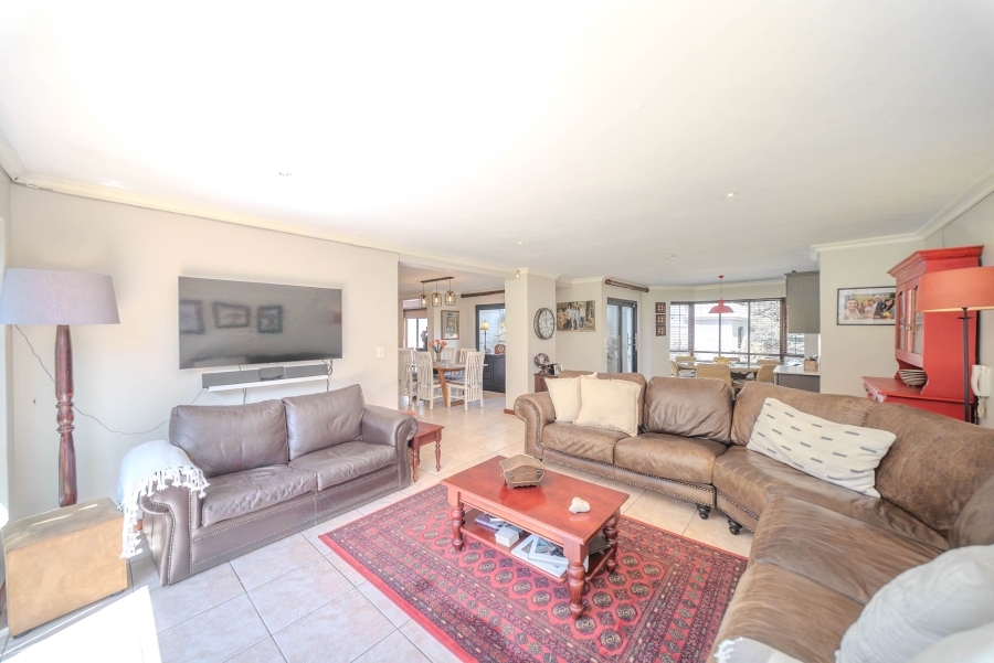 4 Bedroom Property for Sale in Faerie Glen Gauteng