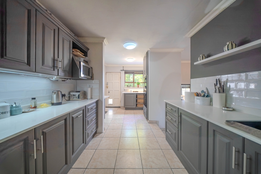 4 Bedroom Property for Sale in Faerie Glen Gauteng
