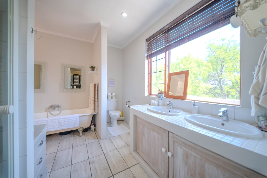 4 Bedroom Property for Sale in Faerie Glen Gauteng