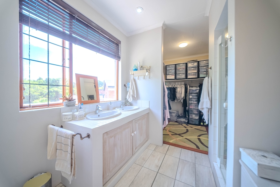 4 Bedroom Property for Sale in Faerie Glen Gauteng