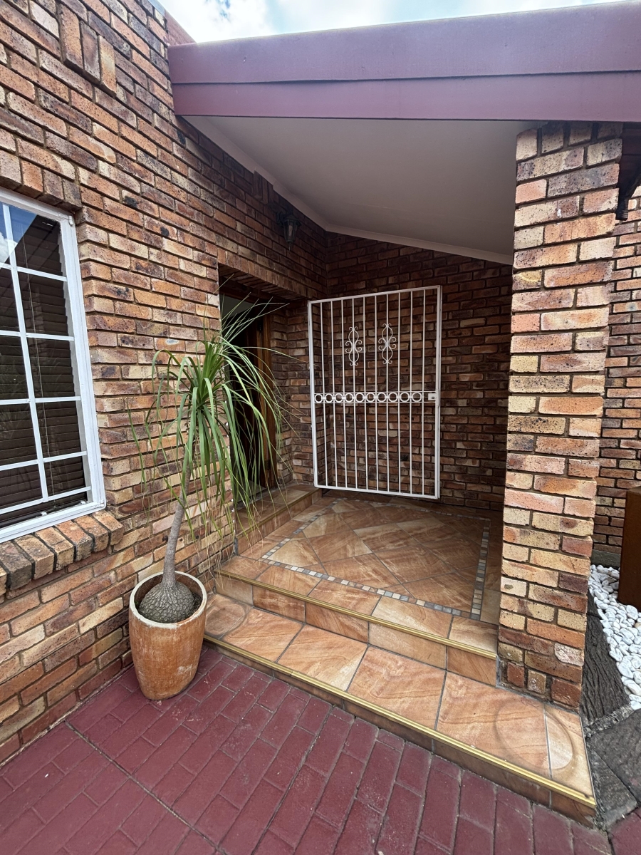 To Let 3 Bedroom Property for Rent in Garsfontein Gauteng