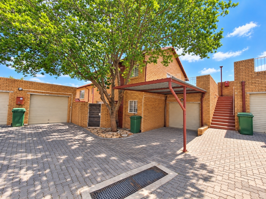 2 Bedroom Property for Sale in The Reeds Gauteng