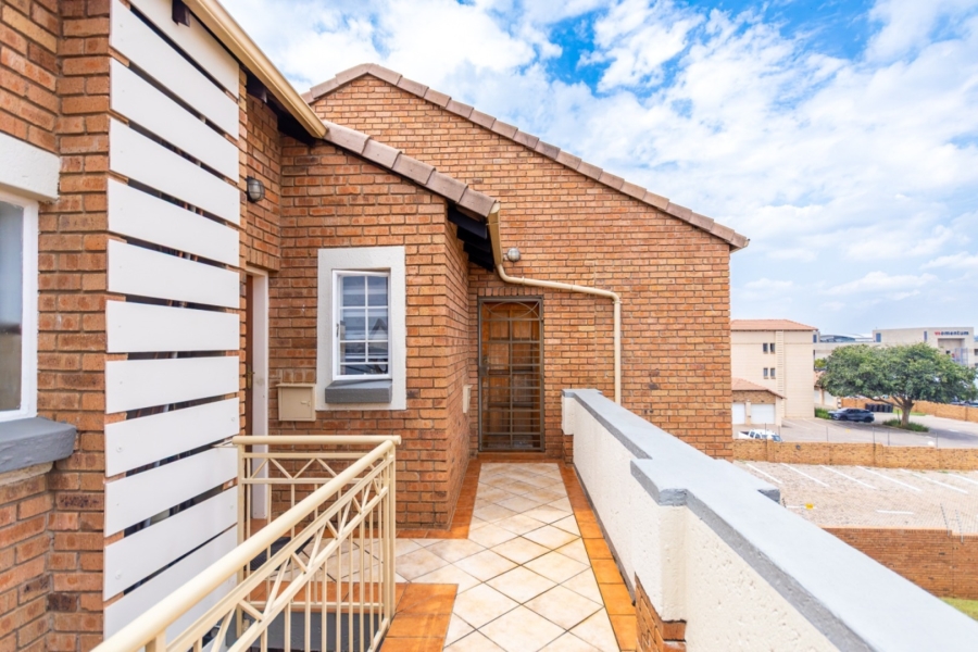 2 Bedroom Property for Sale in Die Hoewes Gauteng