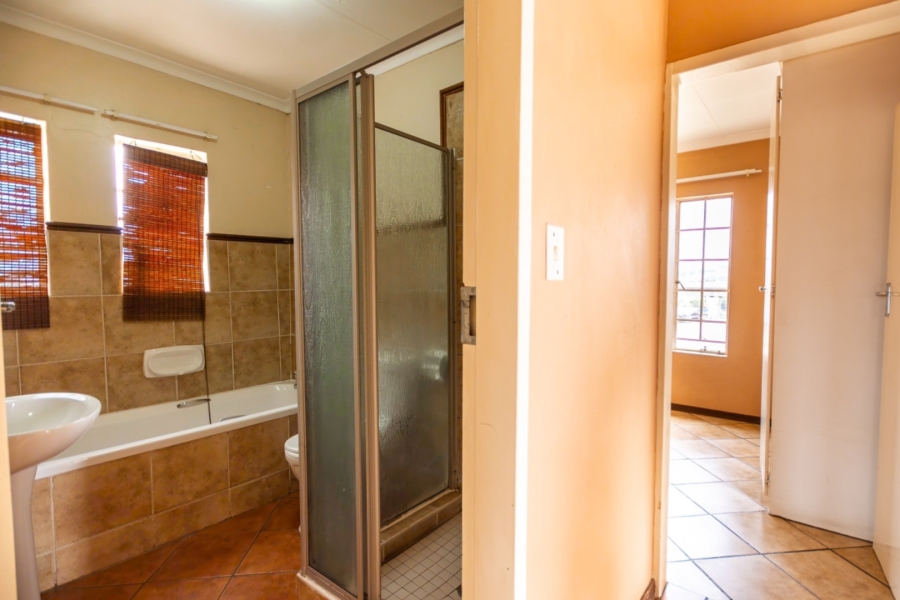 2 Bedroom Property for Sale in Die Hoewes Gauteng