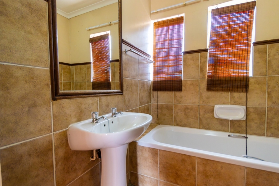 2 Bedroom Property for Sale in Die Hoewes Gauteng