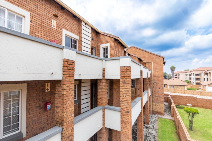 2 Bedroom Property for Sale in Die Hoewes Gauteng