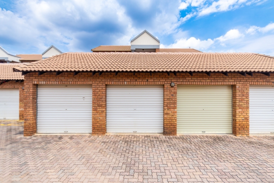 2 Bedroom Property for Sale in Die Hoewes Gauteng