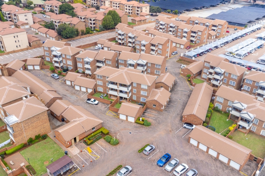 2 Bedroom Property for Sale in Die Hoewes Gauteng