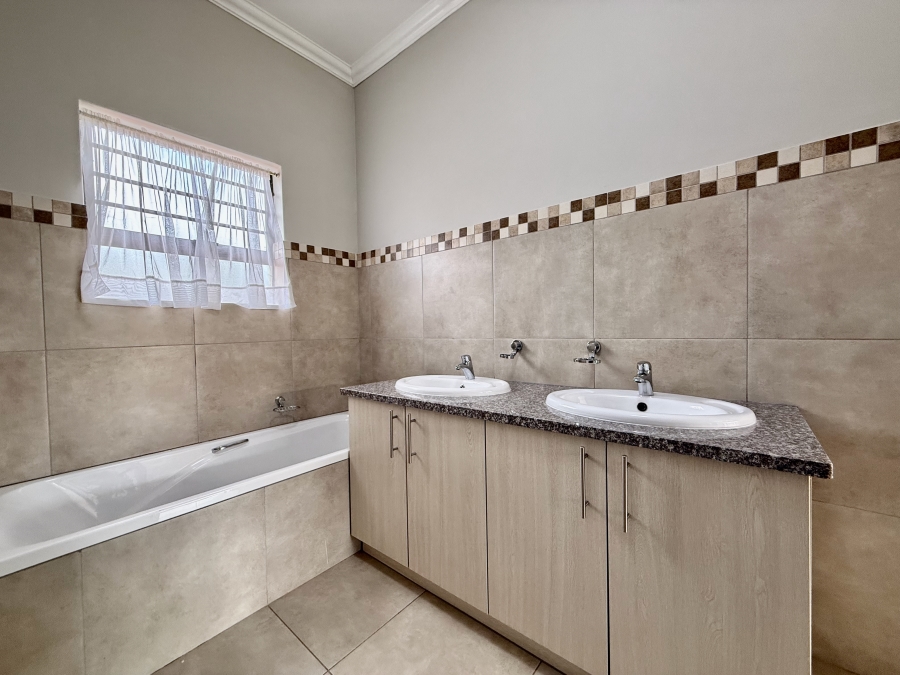 3 Bedroom Property for Sale in The Retreat Gauteng