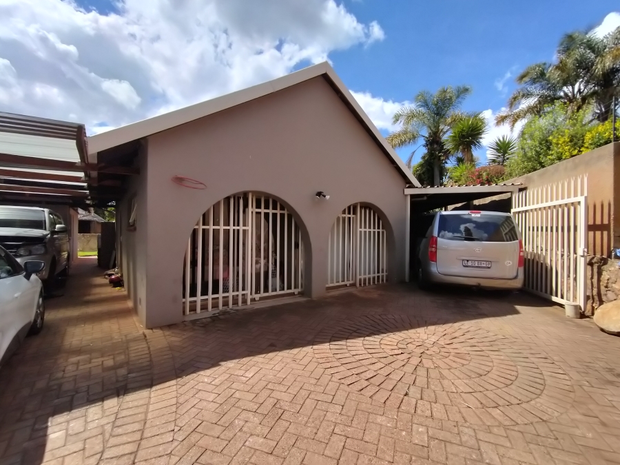 4 Bedroom Property for Sale in Roodekrans Gauteng