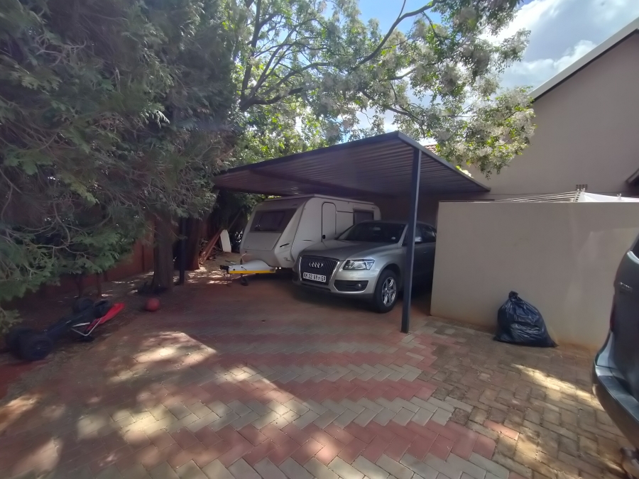 4 Bedroom Property for Sale in Roodekrans Gauteng