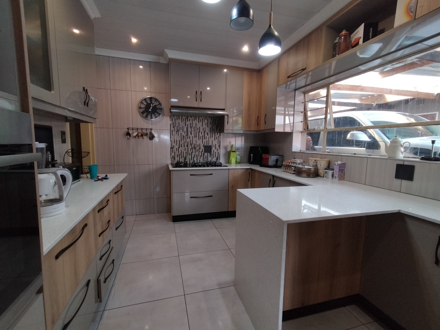 4 Bedroom Property for Sale in Roodekrans Gauteng