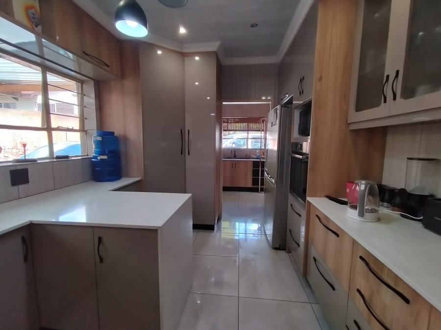 4 Bedroom Property for Sale in Roodekrans Gauteng