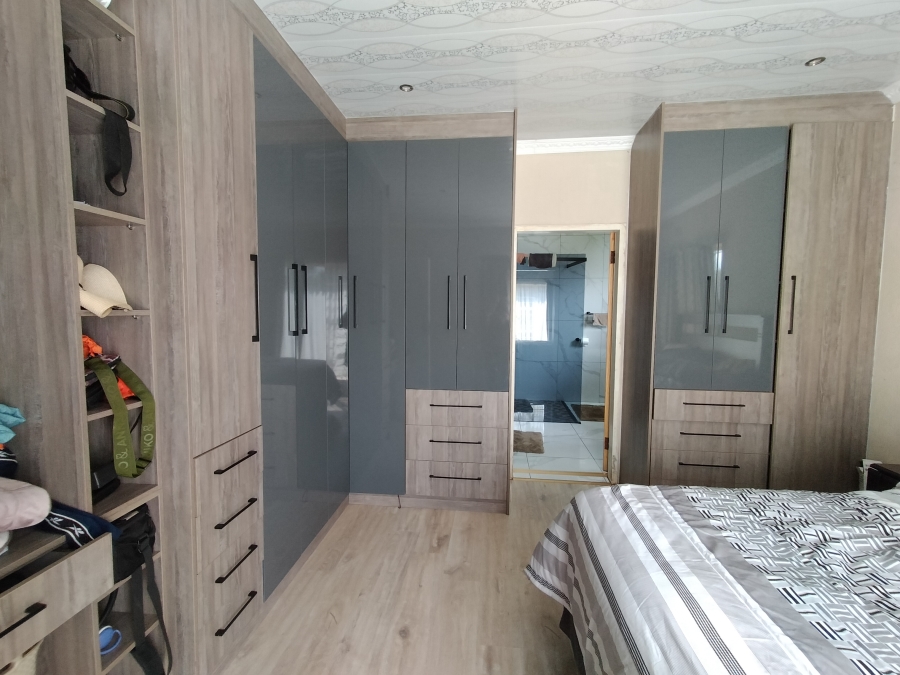 4 Bedroom Property for Sale in Roodekrans Gauteng
