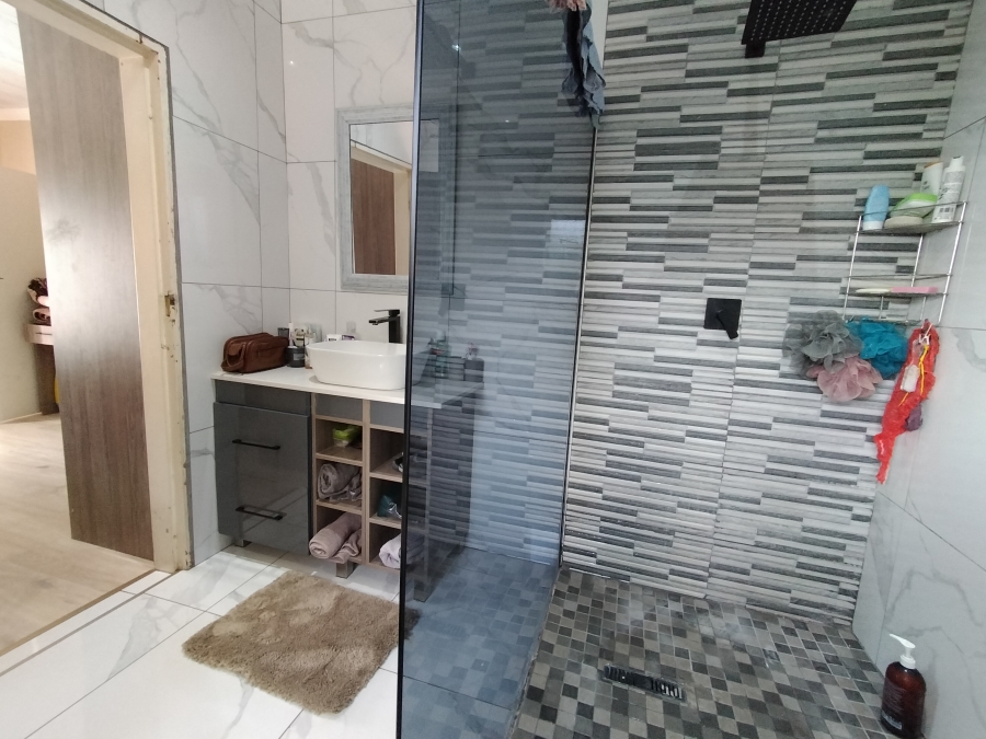 4 Bedroom Property for Sale in Roodekrans Gauteng