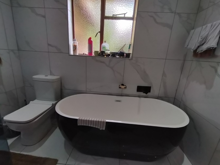 4 Bedroom Property for Sale in Roodekrans Gauteng