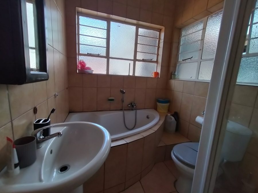 4 Bedroom Property for Sale in Roodekrans Gauteng