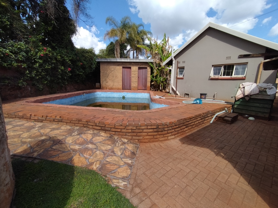 4 Bedroom Property for Sale in Roodekrans Gauteng