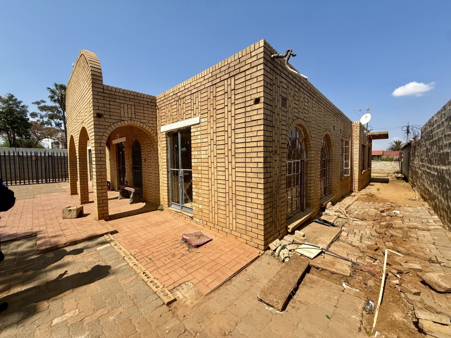 4 Bedroom Property for Sale in Lenasia South Gauteng