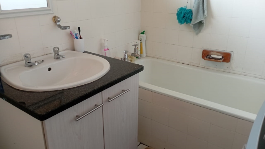 To Let 1 Bedroom Property for Rent in Lambton Gauteng