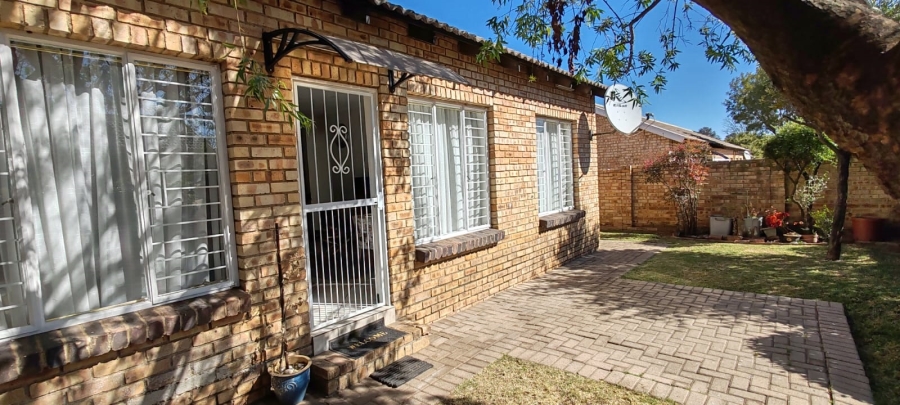To Let 3 Bedroom Property for Rent in Cloverdene Gauteng