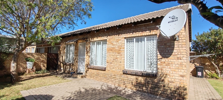 To Let 3 Bedroom Property for Rent in Cloverdene Gauteng