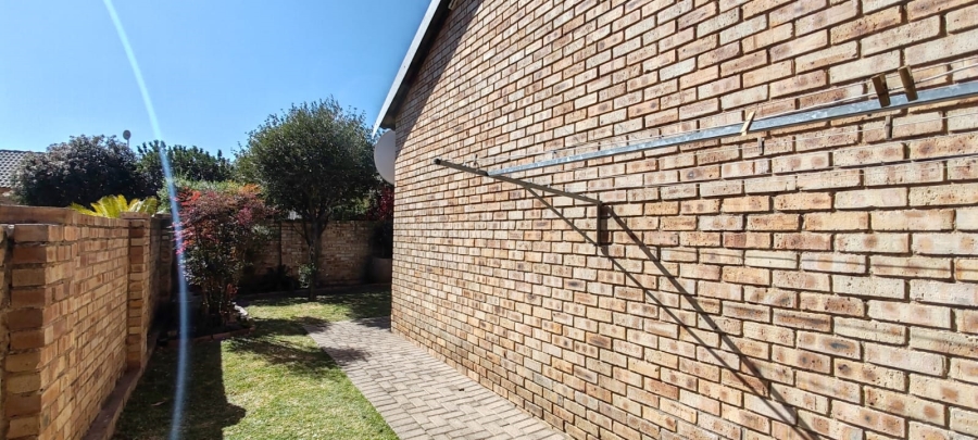 To Let 3 Bedroom Property for Rent in Cloverdene Gauteng