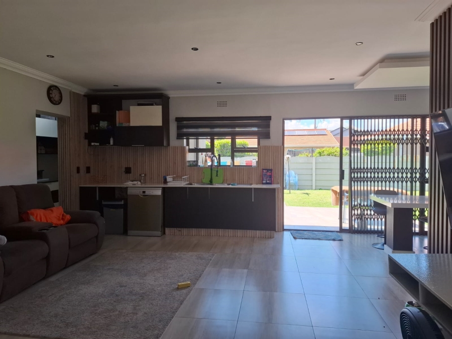 4 Bedroom Property for Sale in Mackenzie Park Gauteng