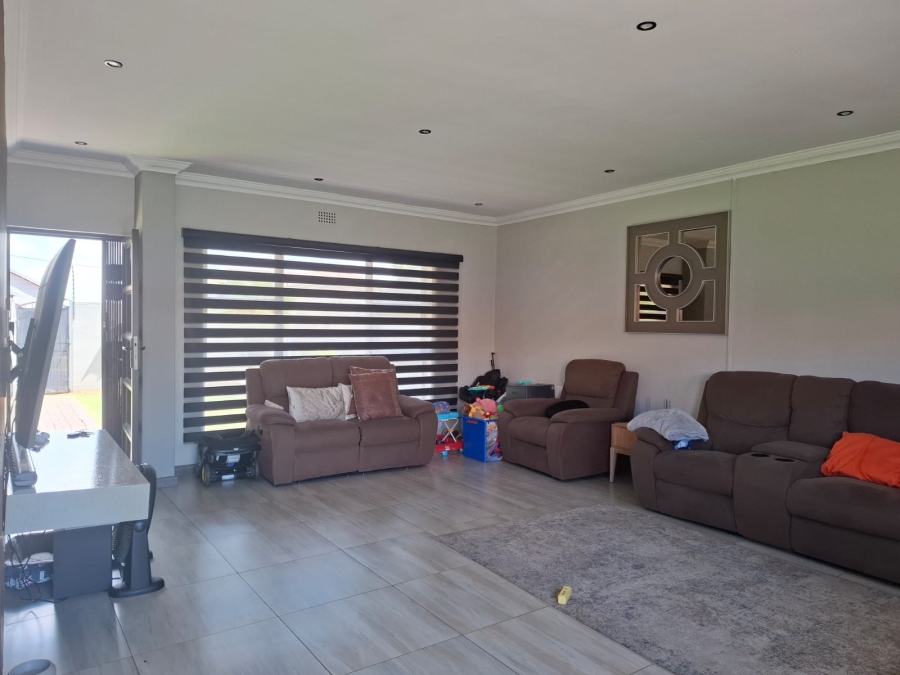 4 Bedroom Property for Sale in Mackenzie Park Gauteng