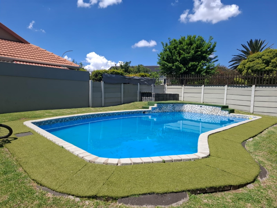 4 Bedroom Property for Sale in Mackenzie Park Gauteng