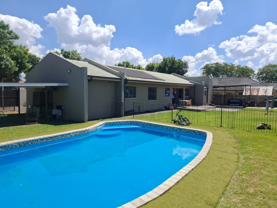 4 Bedroom Property for Sale in Mackenzie Park Gauteng